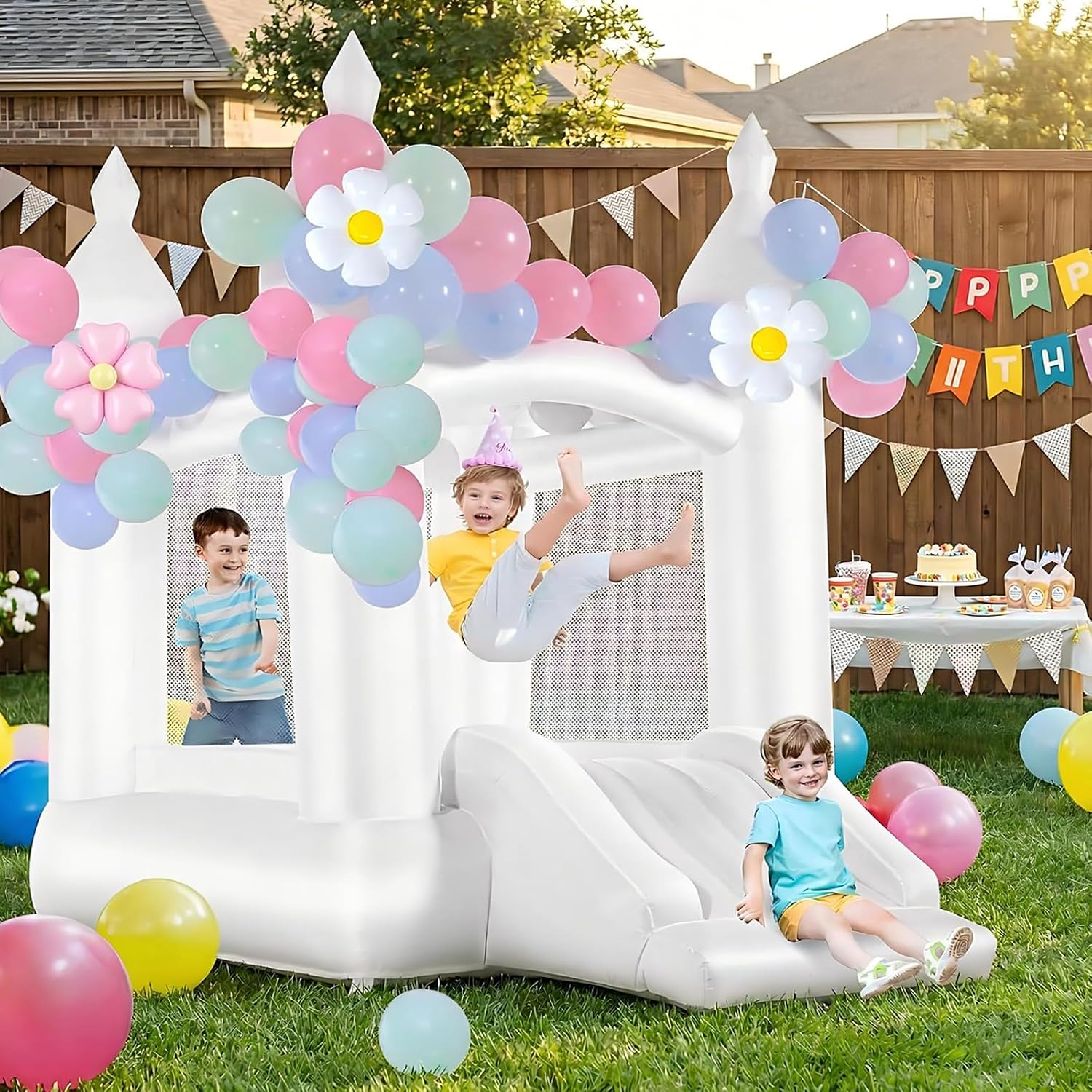 Kids Outdoor Bounce House - บ้านลมสีขาวสำหรับเด็กอายุ 3-8 ปี ใช้ได้ทั้งในร่มและกลางแจ้ง บ้านลมสำหรับเด็กเล็กพร้อมสไลเดอร์ ลูกโป่ง