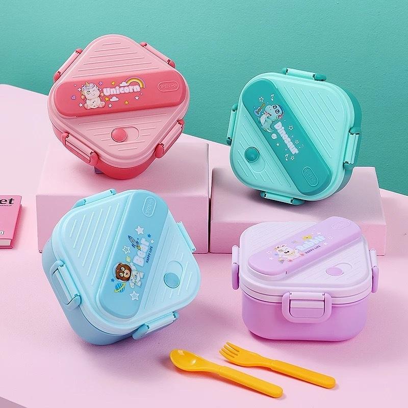 Kids.Outdoor Utensils - กล่องอาหารกลางวันเด็กน่ารักลายการ์ตูน 3 ช่อง ฝาปิดกันรั่ว พร้อมชุดช้อนส้อม ปลอดภัยสำหรับอาหาร